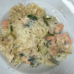 Фарфалле с лососем, брокколи и шпинатом, Гусси Гусси
