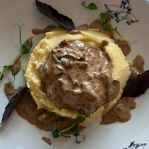 Говяжьи щечки с картофельным пюре и соусом демиглас, Гусси Гусси