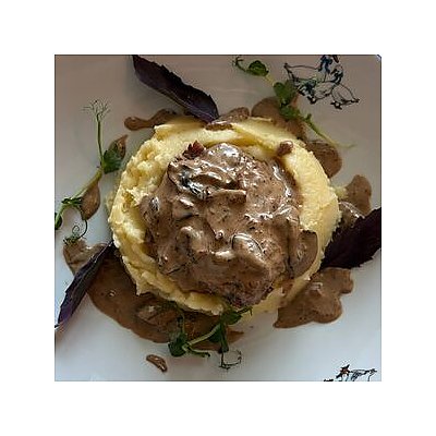 Заказать Говяжьи щечки с картофельным пюре и соусом демиглас, Гусси Гусси