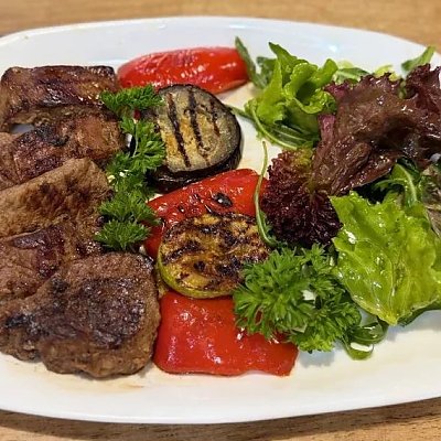 Заказать Медальон говяжий с овощами на гриле, Чайхана - Пинск