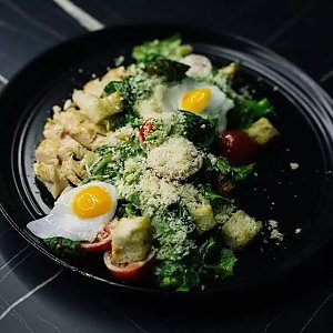 Салат Цезарь с курицей, Джентельменс Хаус
