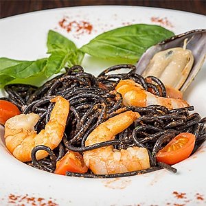 Спагетти с чернилами каракатицы и морепродуктами, Скиф