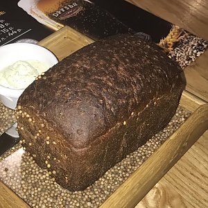 Бородинский хлеб с фирменным маслом, Друзья