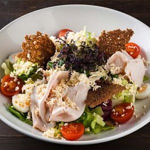 Салат с цыпленком собственного копчения и сухариками из ржаного хлеба, Друзья