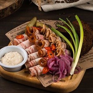 Белорусское сало трёх видов с хреном и ржаным хлебом Бородино, Друзья