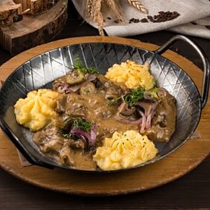 Бефстроганов из говядины с картофельным пюре и салатом из маринованных груздей, Друзья