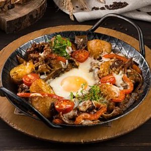 Сковородка с языком, ушами и жареным яйцом, Друзья