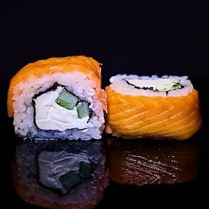 Запеченный ролл Карамельный лосось, Суши Фуджи