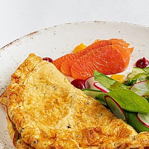 Омлет со слабосоленым лососем и салатом из сезонных овощей, CAFE GARAGE - Гомель