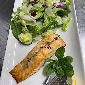Стейк из лосося с салатным миксом, Папараць Кветка
