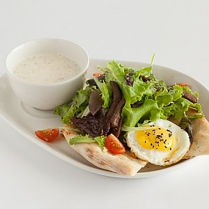 Теплый салат с говядиной и жареным яйцом на пшеничной лепешке, Basta Pasta!