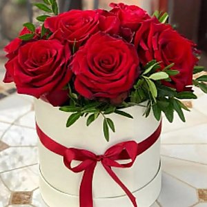 Шляпная коробка с 9 красными розами, Незабудка - Витебск