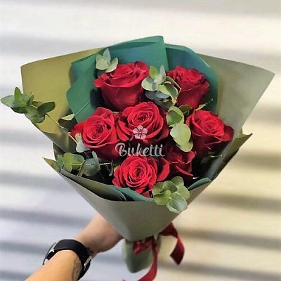 Заказать Букет 7 красных роз с эвкалиптом, Buketti