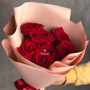 Букет 7 красных роз Фридом, Buketti