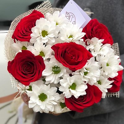 Заказать Букет Classic из 5 красных роз и белых ромашек, Buketti