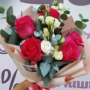 Букет с яркими розами и белой эустомой, Buketti