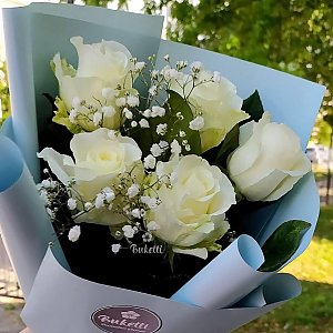 Букет из 5 белых роз с гипсофилом, Buketti