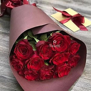 Букет Бордо 11 длинных роз в матовой упаковке, Buketti