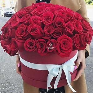 Шляпная коробка LOVE с крупными красными розами, Buketti