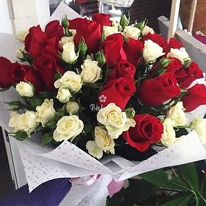 Большой букет из 31 розы Люблю, Buketti