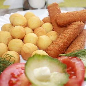 Картофельные шарики фри с рыбными палочками и овощами, Зодиак