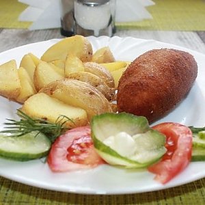 Картофельные дольки с котлетой по-киевски и овощами, Зодиак
