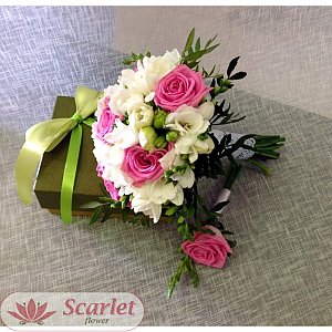 Букет невесты из из роз, фрезии и эустомы, Scarlet Flower