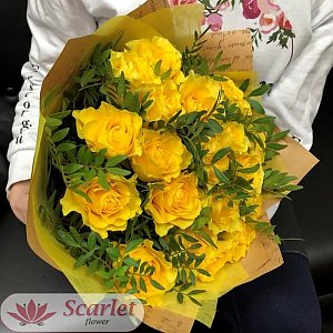 Букет 21 желтая роза с зеленью, Scarlet Flower