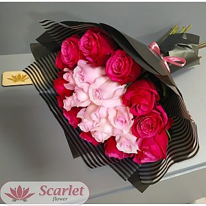 Букет розовые розы в упаковке (21шт), Scarlet Flower
