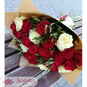 Букет 33 розы с зеленью, Scarlet Flower