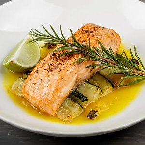 Семга с пикантным ананасовым соусом и жареным цукини, Terra - Минск