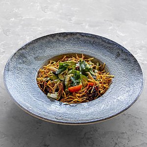 Салат с кальмарами, черри и картофелем криспи, Terra - Минск