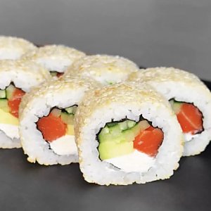 Ролл с лососем и авокадо в кунжуте, Terra - Минск