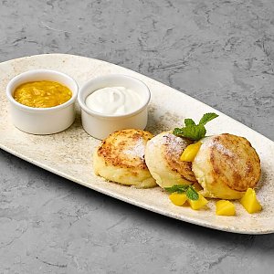 Сырники со сметаной и соусом из манго, Terra - Минск
