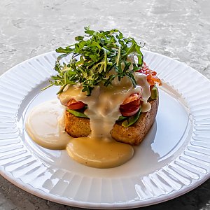 Бриошь с лососем, авокадо, яйцом пашот и сырным соусом, Terra - Минск