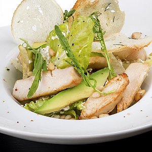 Салат из курицы, авокадо с кедровыми орешками и заправкой из сыра креметте, Terra - Минск