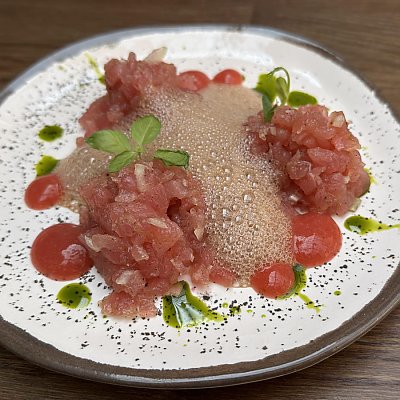 Заказать Тартар из тунца с пеной ежевика- мята и клубничным гелем, Гудини