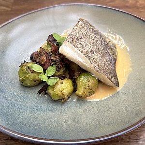 Палтус с брюсельской капустой, беконом и сливочно-апельсиновым соусом, Гудини