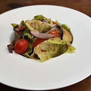 Салат гриль с говядиной и соусом BBQ, Гудини