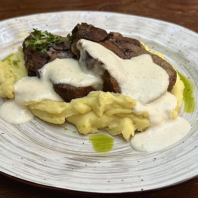 Заказать Говяжий язык с картофельным пюре и соусом радиш, Гудини