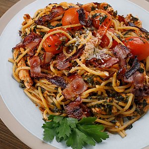 Куриные спагетти с пряными колбасками и чипсами из бекона, Yellow Street 17
