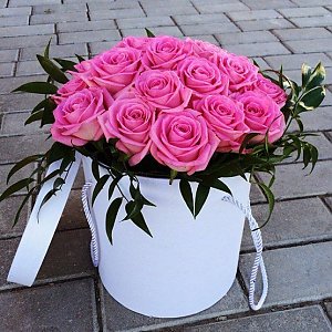Шляпная коробка с 21 розой Аква, Цветочная Точка