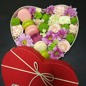 Коробка с пирожными Макарон в виде сердца №2, Цветочная Точка