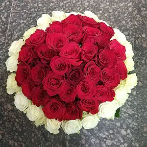 Букет из красных и белых роз, Цветочная Точка
