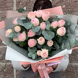 Букет из кустовой розы с эвкалиптом, Lotus Flower