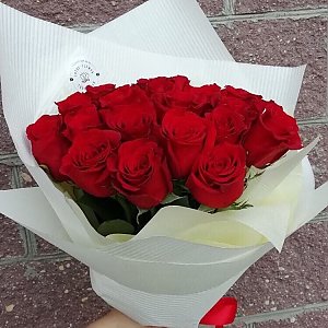 Букет из 25 красных роз в оформлении, Lotus Flower