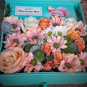 Коробка с цветами и макарунами Сладкоежка, KeliKh