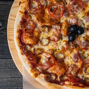 Пицца с копчеными колбасками и томатами 32см, Best Pizza