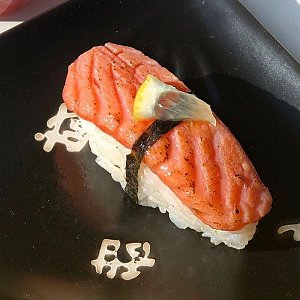 Нигири с опаленным лососем , СушиДо