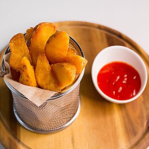 Картофельные дольки с соусом, Этна